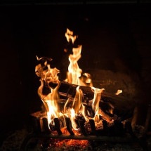 O charme e a utilidade das lareiras na decoração e no clima - Imagem de StockSnap por Pixabay
