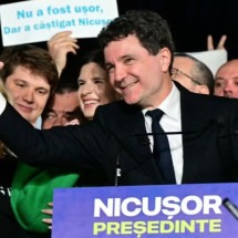 Pesquisas de boca de urna indicam que Nicosur Dan, prefeito de Bucareste, superou George Simion no segundo turno da eleição presidencial na Romênia -  (crédito: DANIEL MIHAILESCU / AFP)