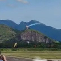 Avião bate em ave e faz pouso forçado durante evento em museu no Rio - Reprodução/Redes sociais
