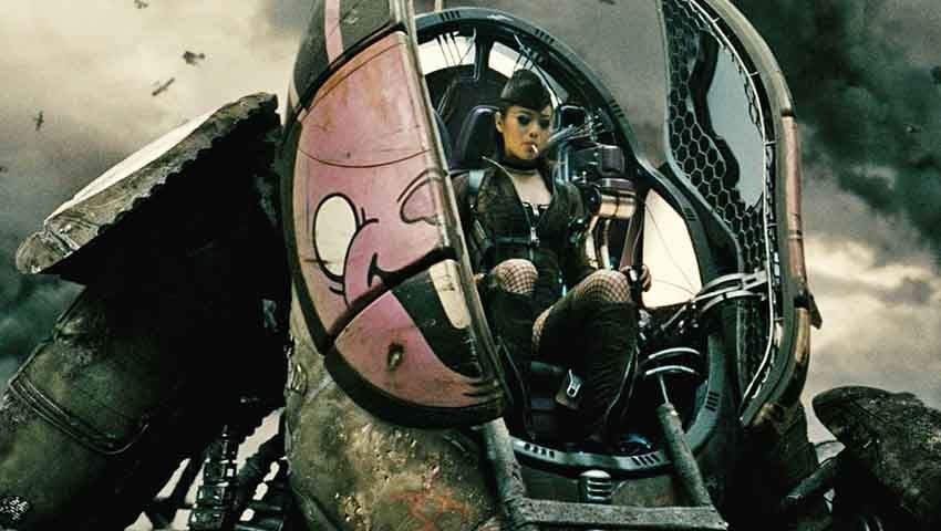 Por fim, "Sucker Punch: Mundo Surreal" (2011), também disponível na Max, mergulha o espectador em uma sequência de mundos imaginários criados por Babydoll (Emily Browning), uma jovem internada em um sanatório.