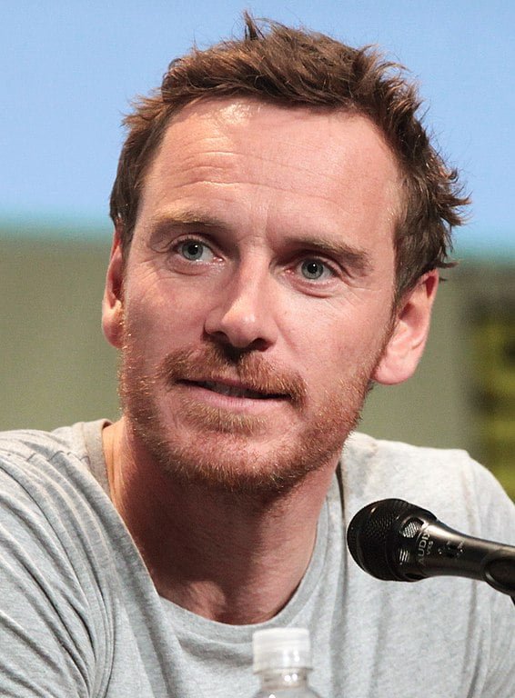 Michael Fassbender (02/04/1977) fez sucesso em filmes como "12 Anos de Escravidão" (2013), pelo qual foi indicado ao Oscar, e "X-Men: Primeira Classe" (2011). Sua carreira é marcada por papéis complexos, intensos e emocionais. Interpretou também o gênio da tecnologia Steve Jobs em filme (2015) que leva o nome do falecido cofundador da Apple, correndo ao Oscar também por este papel.