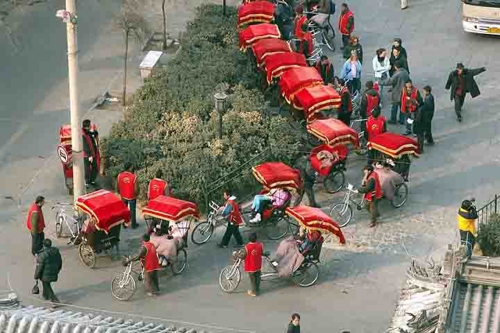 O veículo já apareceu em diversos filmes e séries, sobretudo as que são gravadas na Ásia, continente com a maior quantidade de riquixás ao redor do mundo. O filme de Bollywood de 1953 "Do Bigha Zameen", dirigido por Bimal Roy, descreve o destino de um pobre fazendeiro até se tornar um puxador de riquixá em Kolkata.