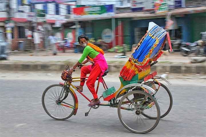 Além disso, fontes japonesas frequentemente creditam Izumi Yosuke, Suzuki Tokujiro, e Takayama Kosuke, que teriam, segundo eles, inventado os riquixás em 1868. Eles se inspiraram nas carruagens de cavalos que tinham sido introduzidas nas estradas de Tóquio pouco antes. 