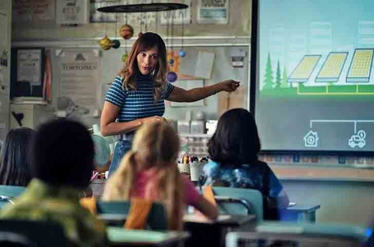 A nova temporada mantém o nível de crítica e criatividade. Em "Common People" (S07E01), uma mulher acorda de um coma graças a uma tecnologia avançada que reativa sua consciência. Embora retorne à vida, percebe que perdeu momentos essenciais. O episódio reflete sobre os custos ocultos da medicina futurista.