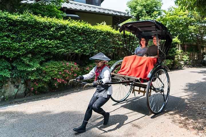 O vocábulo tem origem na Ásia, onde o veículo era amplamente utilizado como meio de transporte pela elite. Atualmente, no entanto, eles foram proibidos em muitos países do continente em decorrência dos numerosos acidentes, apesar da resistência de quem era utilizador assíduo. 