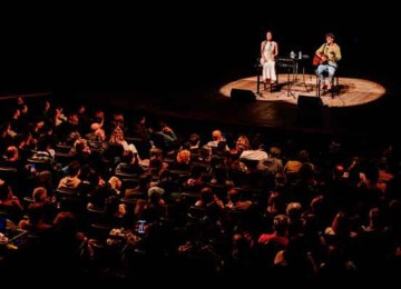 Público se emocionou com a boa sintonia de Sophie e Tom Veloso -  (crédito: Guilherme Leite Fotografia/Divulgação)