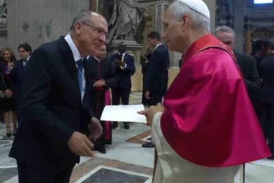Alckmin entregou o ofício do governo brasileiro ao papa durante o beija-mão das delegações estrangeiras -  (crédito: Reprodução/YouTube Vaticano)