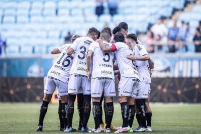 O Santos enfrentou o Corinthians, neste domingo 18/5, pela nona rodada do Campeonato Brasileiro. Confira como o Jogada10 avaliou o desempenho dos jogadores do Peixe, na derrota por 1 a 0 para o Corinthians. Foto: Foto: Raul Baretta/ Santos FC. -  (crédito: Foto: Raul Baretta/ Santos FC.)