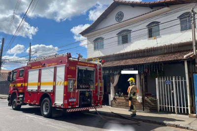 Fogo se alastrou pela cozinha do restaurante durante o horário de almoço -  (crédito: Giovanna de Souza/EM/D.A. Press)