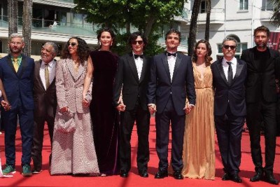 Equipe de 'O agente secreto' no tapete vermelho antes da première no Festival de Cannes -  (crédito: Valery Hache/AFP)