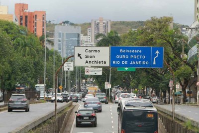 A movimentada Avenida Nossa Senhora do Carmo, na região centro-sul de BH, tem a pior taxa de acidentes por distância percorrida na cidade -  (crédito: EDÉSIO FERREIRA/EM/D.a press)