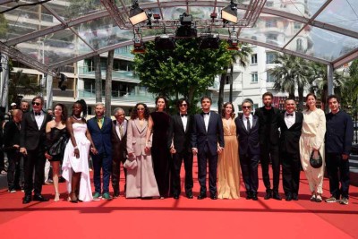 Elenco do filme 'O agente secreto' caminhou até chegar ao tapete vermelho, ao som do frevo pernambucano -  (crédito: Valery Hache/AFP)