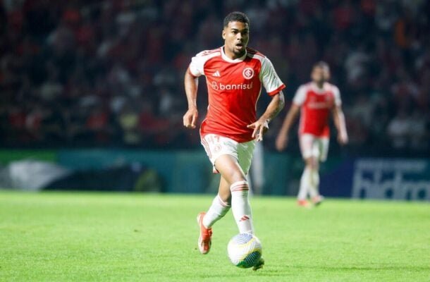 GUSTAVO PRADO: Entrou bem, apareceu no ataque, fez um gol, mas foi anulado com ajuda do VAR. NOTA: 6,0. Foto: Ricardo Duarte / Internacional