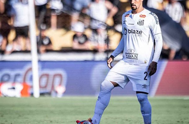 ZÉ IVALDO - Esteve bem posicionado para bloquear chute de Maycon e recebeu cartão amarelo ao cometer falta para evitar ataque do adversário, depois de falha de Brazão. NOTA 4,5. Foto: Raul Baretta/ Santos FC.