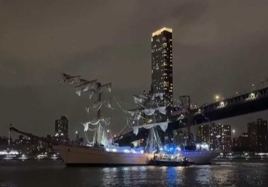 Navio do México bate em ponte do Brooklyn e deixa mortos em Nova York