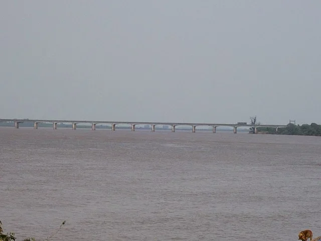 A Ponte Internacional Getúlio Vargas-Agustín Pedro Justo, é rodoviária e ferroviária sobre o rio Uruguai, fazendo a ligação entre Uruguaiana, no Rio Grande do Sul, e Paso de Los Libres, na Argentina, com 1.419m de extensão.