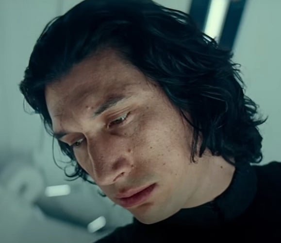 Adam Driver (19/11/1983) se destacou por suas atuações em "Star Wars" como Kylo Ren e foi aclamado por "História de um Casamento" (2019), pelo qual foi indicado ao Oscar. Sua carreira tem se caracterizado por papéis desafiadores e de grande intensidade.