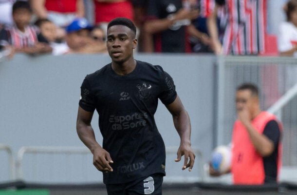 FÉLIX TORRES – Com pouco cacoete para jogar na lateral direita, ficou bem mais recuado, praticamente como um zagueiro, formando um 4-4-2 com jeito de linha de três defensores. Teve dificuldades com Soteldo e Rollheiser, que caíram bastante pelo seu setor, mas fez um bom papel. Aliás, uma de suas melhore partidas neste Brasileiro.  NOTA 6,5. Foto:  Rodrigo Coca/Agência Corinthians