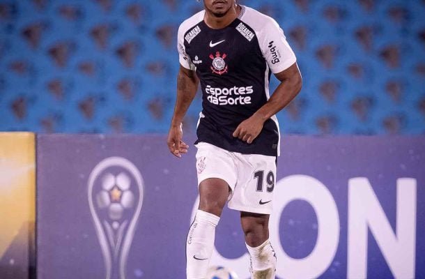 CARRILLO – Muito bem marcado. Mesmo tentando se desvencilhar, não encontrava espaços para se aproximar de Yuri Alberto. Melhorou no segundo tempo, recuando mais e servindo Coronado quando este caiu pela esquerda. NOTA 6,0. Foto: Rodrigo Coca/Agência Corinthians