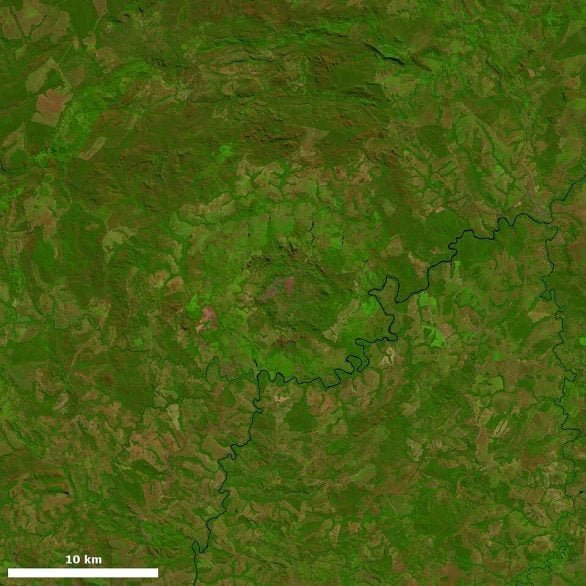 Hoje, a cratera está parcialmente erodida e coberta por vegetação do Cerrado, mas suas formas ainda são identificáveis em imagens de satélite.