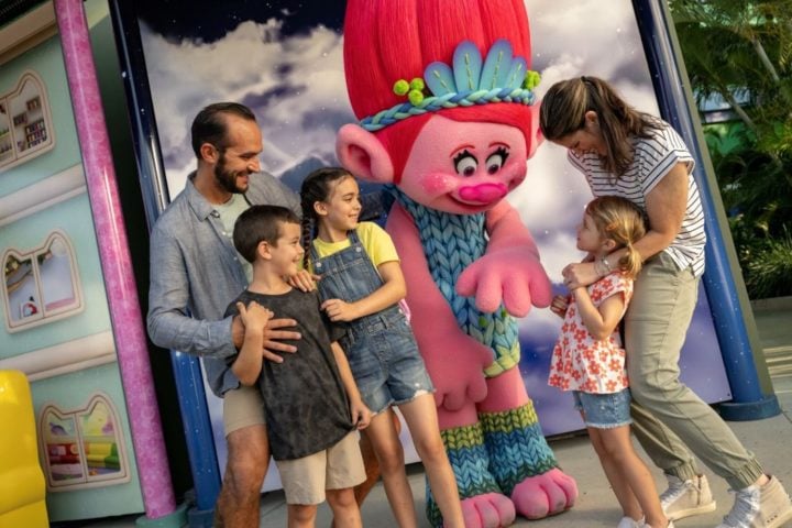 Além de todas essas atrações, a DreamWorks Land oferece a oportunidade de encontrar seus personagens favoritos por meio do "DreamWorks Imagination Celebration".
