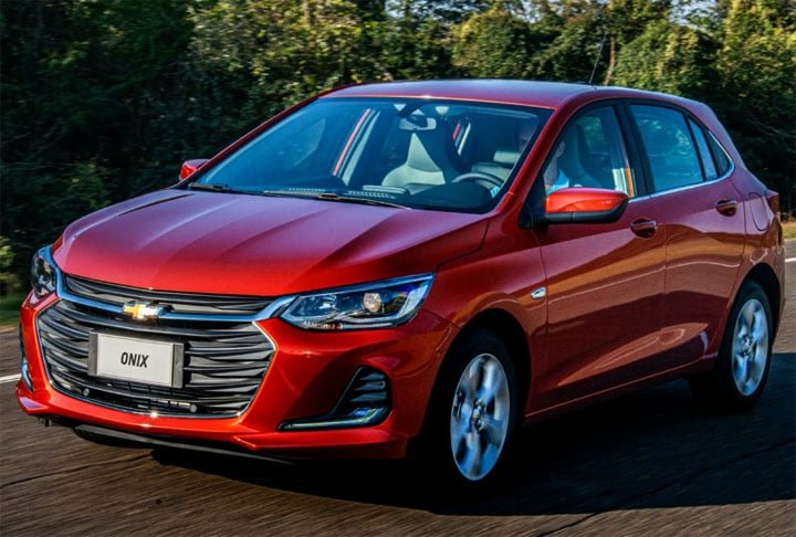 O Onix ocupa os dois primeiros lugares da lista dos carros mais econÃŽmicos. Ambos contam com o mesmo conjunto de motor e cÃ¢mbio e as versÃµes de entrada apresentam dados de consumo bastante similares.