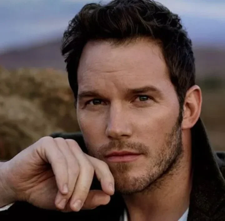 Chris Pratt (21/06/1979) se destacou em "Guardiões da Galáxia" (2014) e "Jurassic World" (2015). Também ganhou destaque por seu humor e carisma, sendo um dos atores mais populares de sua geração, com grande sucesso em filmes de ação e comédia.