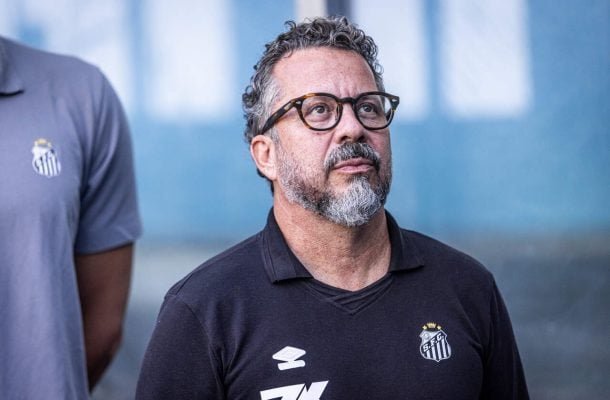 CLÉBER XAVIER - Escalação inicial se mostrou acertada, já que o Santos foi melhor que o Corinthians no primeiro tempo. Porém, a equipe demonstrou queda de desempenho na etapa complementar e substituições não surtiram efeito. NOTA 5,0. Foto: Raul Baretta/ Santos FC.