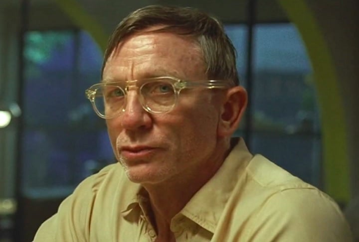 Daniel Craig  (02/03/1968) se tornou mundialmente famoso como James Bond, estrelando cinco filmes da franquia, de "007 - Cassino Royale" (2006) a "007 - Sem Tempo para Morrer" (2021). Também atuou em "Entre Facas e Segredos" (2019) e sua sequência "Glass Onion: Um Mistério Knives Out" (2022).