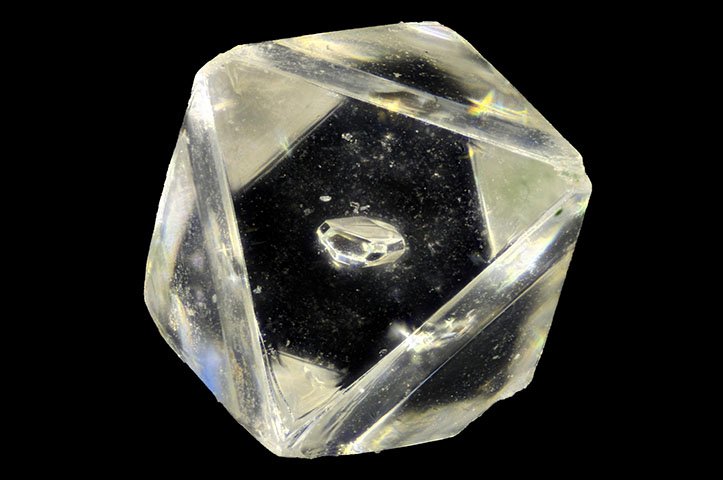O diamante é uma das pedras mais valiosas do mundo. Ele não existe em abundância na natureza. E enche os olhos com seu brilho magnifico.  Esse brilhante é formado de carbono puro cristalizado, que fica depositado em camadas internas da crosta terrestre.