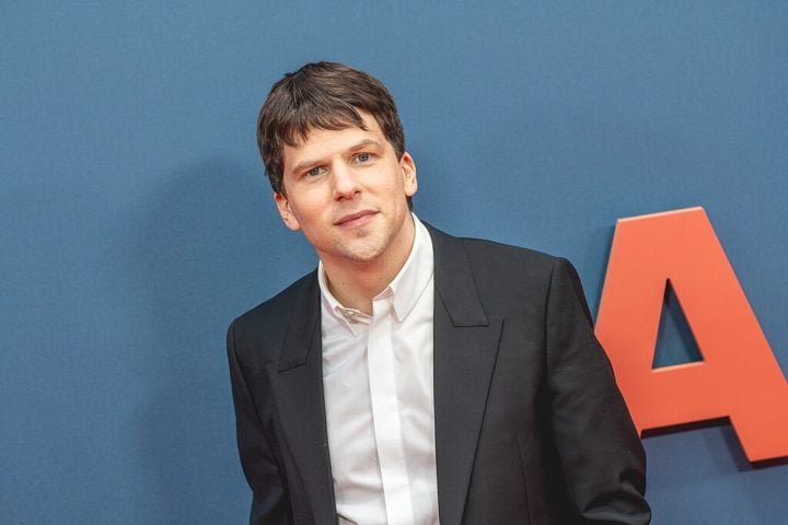 Outro que se destacou com A Rede Social (2010) foi Jesse Eisenberg (05/10/1983). Ele foi indicado ao Oscar como Mark Zuckerberg. Também brilhou em "Zombieland" (2009) e "Batman vs Superman" (2016), como Lex Luthor. Conhecido por interpretar personagens intelectuais e complexos, Eisenberg também é escritor e autor de livros, além de atuar no teatro.