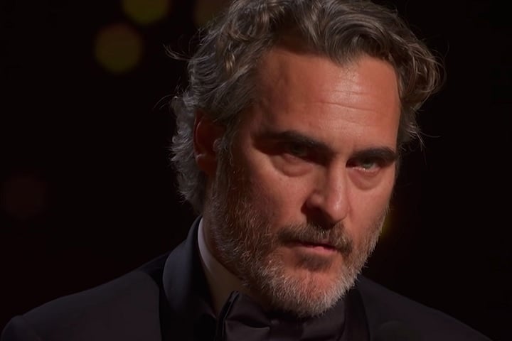 Joaquin Phoenix (28/10/1974) ganhou o Oscar de Melhor Ator por "Coringa" (2019) e foi indicado por "Gladiador" (2000), "Johnny & June" (2005) e "O Mestre" (2012). Outros sucessos incluem "Ela" (2013) e "Beau Tem Medo" (2023).