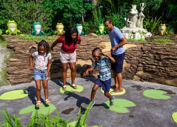 "King Harold’s Swamp Symphony": enquanto pisam em plantas aquáticas, os visitantes podem criar suas próprias melodias com um coral de sapos interativo.