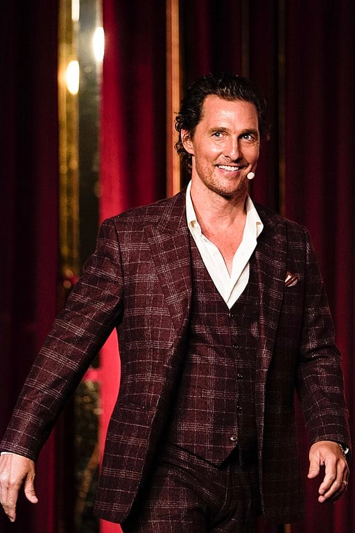 Matthew McConaughey (04/11/1969) levou o Oscar de Melhor Ator por "Clube de Compras Dallas" (2013). É conhecido também por "Interestelar" (2014), "O Lobo de Wall Street" (2013) e a série "True Detective" (2014), que lhe rendeu um Emmy.