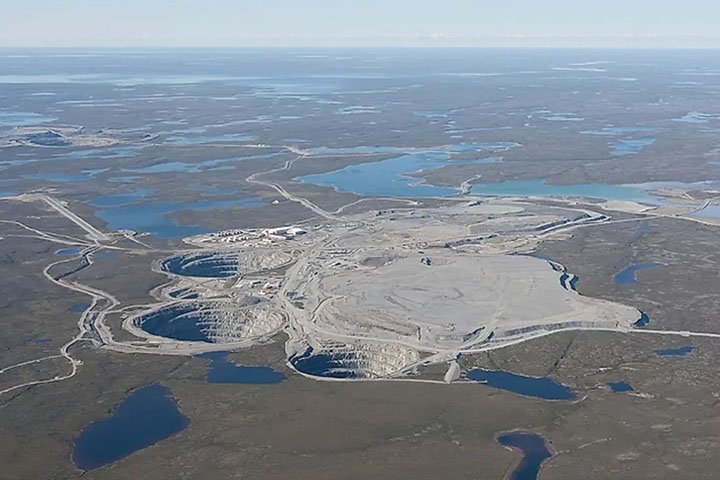 CanadÃ¡: 17,6 milhÃµes de quilates. TerritÃ³rios do noroeste que eram campos de caÃ§a se transformaram em importantes Ã¡reas de extraÃ§Ã£o de diamantes. A primeira mina abriu em 1998. Das quatro minas do paÃ­s, trÃªs ficam nessa regiÃ£o. 