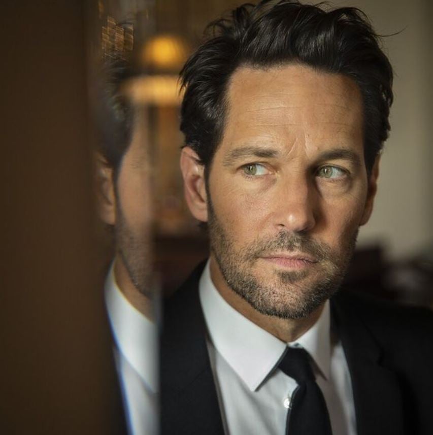 Paul Rudd (06/04/1969) ganhou destaque por seu carisma e talento para comédia, estrelando "O Âncora" (2004), "Eu Te Amo, Cara" (2009) e "Homem-Formiga" (2015), consolidando-se no Universo Cinematográfico da Marvel. Venceu o Critics' Choice Television Award pela série "Cara x Cara" (2019).