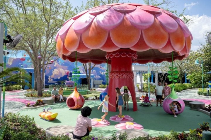 "Poppy’s Playground": Localizado sob um cogumelo gigante de 6 metros, o Poppy’s Playground é uma área de recreação repleta de flores, insetos coloridos e estátuas animadas. Perfeito para as crianças!