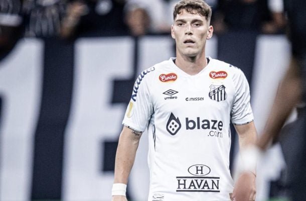 ROLLHEISER - Foi autor de dois cruzamentos que deram origem as duas melhores oportunidades do Santos no primeiro tempo. NOTA 6,5.  Foto: Raul Baretta/ Santos FC.