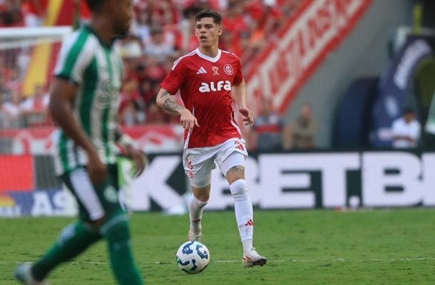 RONALDO: Muito bem no meio de campo e tentou construir jogadas. Mas viu seus companheiros em dia ruim. NOTA: 6,0.Foto: Ricardo Duarte/Internacional
