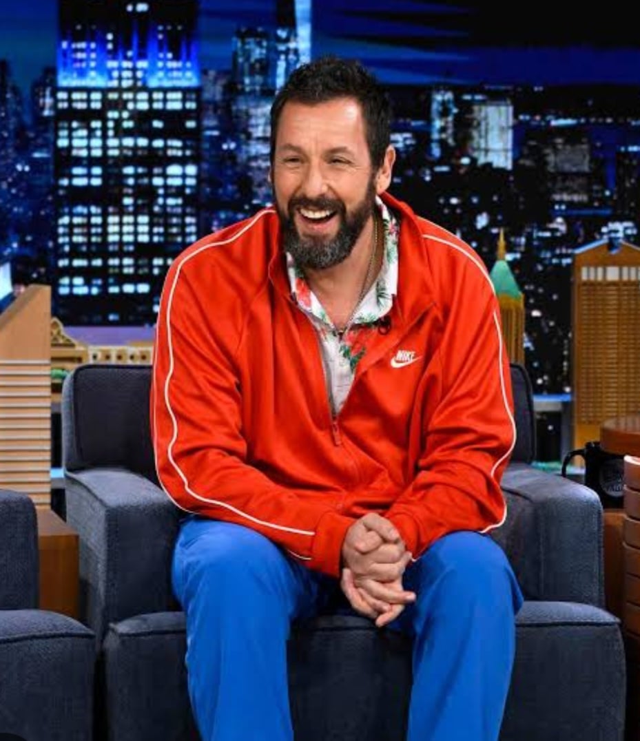 Adam Sandler (09/09/1976) se destacou por sua habilidade em equilibrar comédia e drama. Filmes como "O Paizão" (1999), "Click" (2004) e "Jóias Brutas" (2019) marcaram sua carreira. Sandler recebeu o Globo de Ouro por este último filme, sendo reconhecido pela crítica por sua versatilidade e performances emocionais.