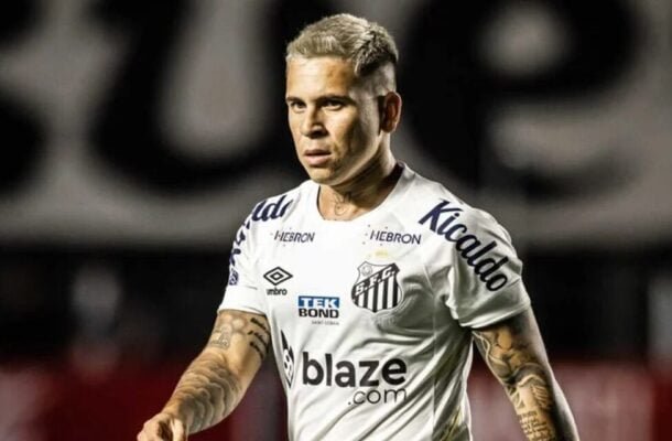 SOTELDO - Não demonstrou a melhor versão do seu futebol, já que encontrou dificuldade em superar adversários com seus dribles. Deixou o campo no segundo tempo com uma lesão muscular. Nota 4,0. Foto: Raul Baretta/ Santos FC.