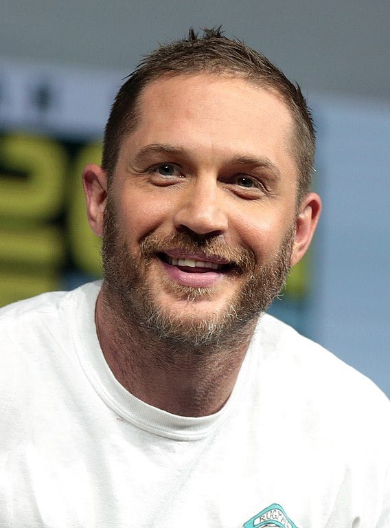 Tom Hardy (15/09/1977) é conhecido por suas atuações em "Mad Max: Estrada da Fúria" (2015), "O Regresso" (2015) e "Venom" (2018). Ele tem sido elogiado por sua habilidade de se transformar fisicamente e emocionalmente para seus papéis.