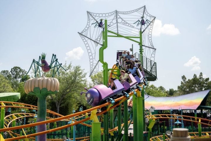 "Trolls Trollercoaster": Aqui, visitantes de todas as idades podem embarcar no famoso Caterbus, escapar de aranhas malignas e se aventurar em uma montanha-russa radical com uma vibrante pista cheia de cores!