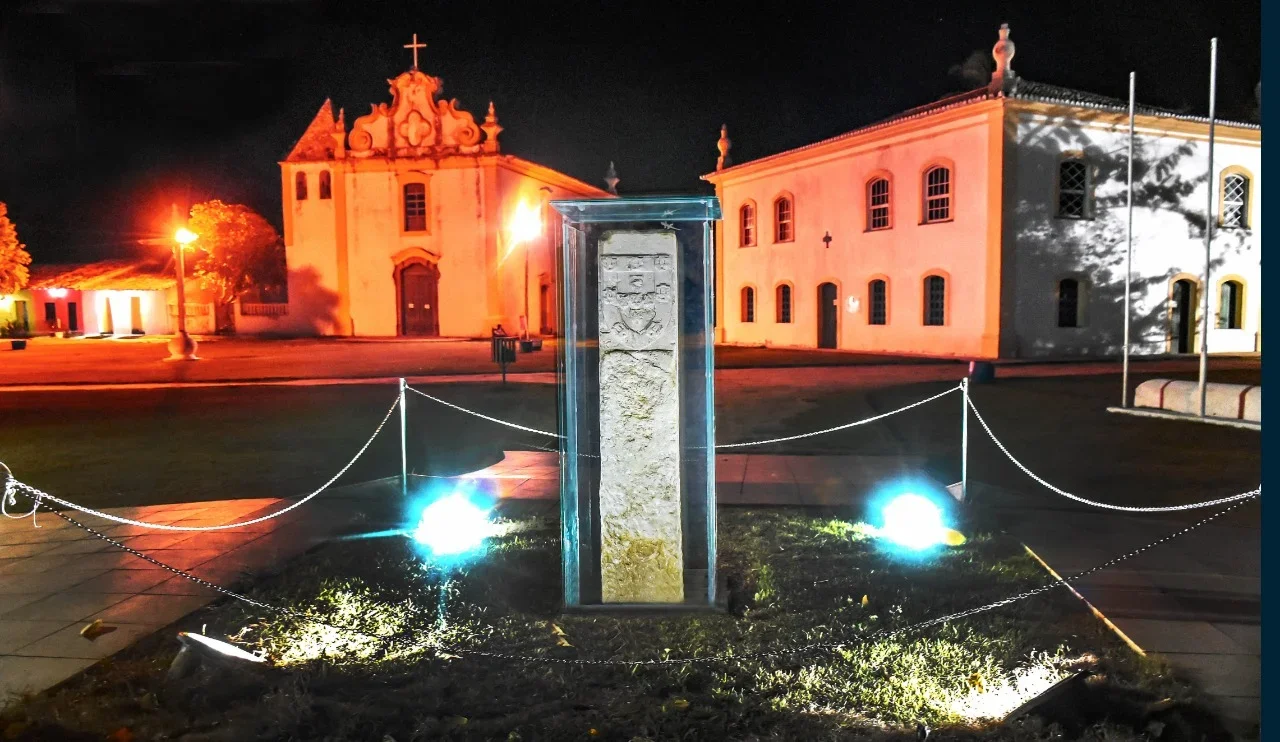 Para finalizar, uma lembrança do monumento que destaca o descobrimento do Brasil, em 22/4/1500. O marco fica em Porto Seguro, a cidade baiana onde a esquadra de Pedro Álvares Cabral atracou após o grito de "Terra à Vista". 