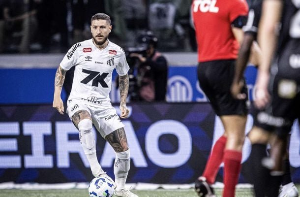 ZÉ RAFAEL - Assim como seu companheiro de posição teve boa performance no primeiro tempo ao conter o Corinthians, porém o cenário mudou na segunda etapa. Nota 5,0. Foto: Raul Baretta/ Santos FC.