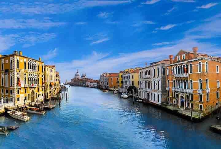 Esses locais permitem passeios de barco tranquilos, que oferecem novas perspectivas e experiências diferentes do trânsito urbano. Além disso, canais embelezam as cidades e?agregam valor pelo estilo de vida às suas margens.