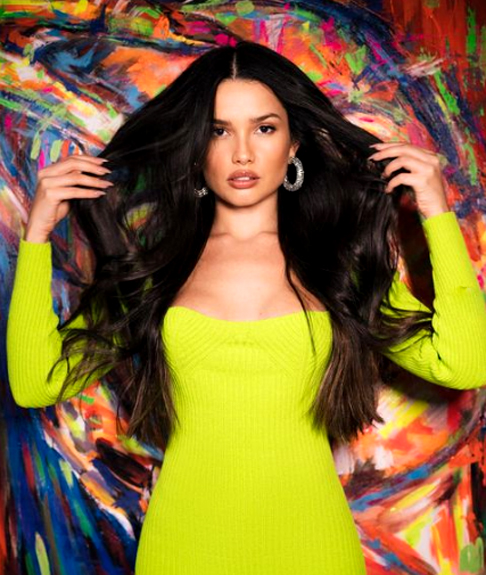 Juliette Freire - Modelo, advogada e cantora paraibana, conhecida pela participação (e vitória) no BBB-21. 