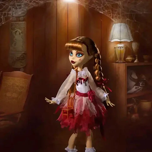 Annabelle tornou-se tão famosa nos filmes que a Mattel, fabricante da Barbie, decidiu investir numa linha de brinquedos inspirada no gênero de filmes de terror. E lançou em 2023 a boneca Annabelle. - Reprodução Mattel