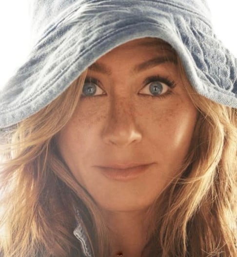 Jennifer Aniston - Atriz, produtora e empresária americana.  mundialmente famosa por interpretar Rachel Green na série Friends, papel que lhe rendeu um Emmy e um Globo de Ouro. Também se destacou em filmes como Marley & Eu e Esposa de Mentirinha. 
