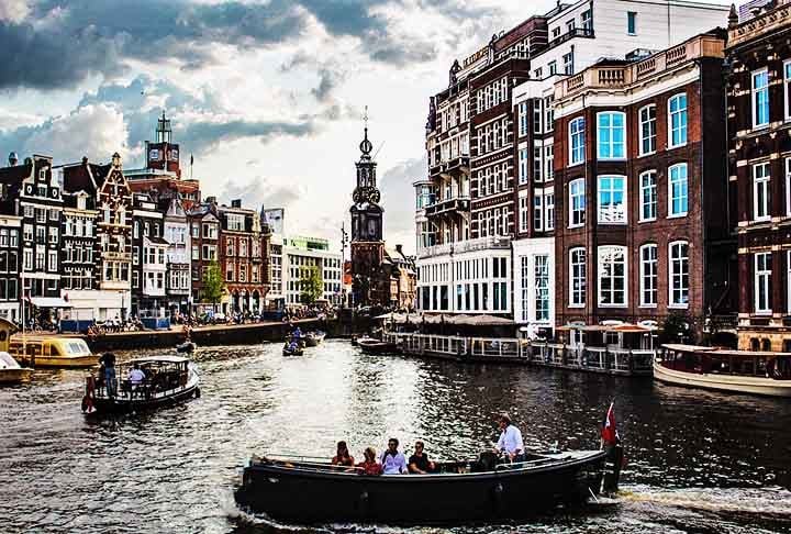 Amsterdã, Países Baixos – Com mais de 100 km de canais, Amsterdã é apelidada de "Veneza do Norte." Seus canais históricos são ideais para explorar a arquitetura e a vida local.
